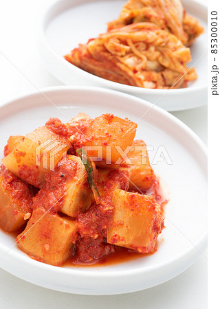 白背景の白いお皿に盛ったカクテキとキムチ 85300010