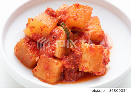 白背景の白いお皿に盛ったカクテキのアップ 85300034