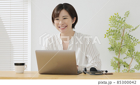ミドル女性 テレワーク ビジネス ミドル女性 テレワーク ビジネス 85300042