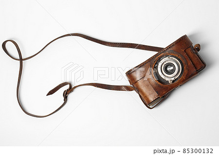 Old vintage camera with 35mm lens in brown leather case isolated on white background 85300132
