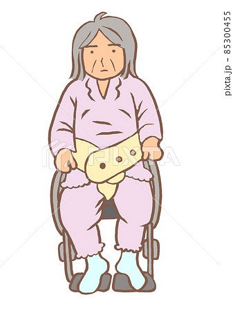 認知症　車いすベルトで抑制されている高齢女性 85300455