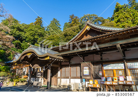 筑波山山頂の男体山と女体山にある本殿を遥拝する山腹の拝殿 85300567