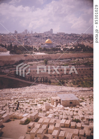 イスラエルのエルサレム オリーブ山からユダヤ教徒のユダヤ人墓地が並ぶ旧市街を見渡す眺望 イスラエルのエルサレム オリーブ山からユダヤ教徒のユダヤ人墓地が並ぶ旧市街を見渡す眺望 85301029