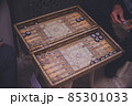 イスラエル ユダヤ教、キリスト教、イスラム教の聖市エルサレム旧市街の路地でボードゲームに興じる 85301033