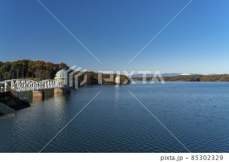 紅葉の多摩湖　堤体上から見る青空の第一取水塔と第二取水塔 85302329