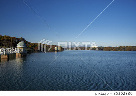 紅葉の多摩湖　堤体上から見る青空の第一取水塔と第二取水塔 85302330