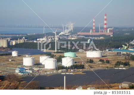 エネルギーイメージ　火力発電所と風力発電所とソーラー発電が1枚の写真に 85303531