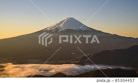 冬の新道峠より望む富士山の絶景・紅富士と雲海 冬の新道峠より望む富士山の絶景・紅富士と雲海 85304457