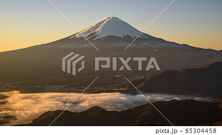 冬の新道峠より望む富士山の絶景・紅富士と雲海 冬の新道峠より望む富士山の絶景・紅富士と雲海 85304458