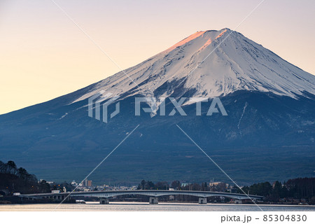 厳冬の夜明け・河口湖と紅富士 厳冬の夜明け・河口湖と紅富士 85304830