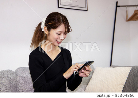 スマホを操作する女性 スマホを操作する女性 85304866