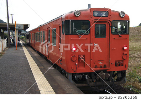 玖村駅に停車中の芸備線キハ47（普通ワンマン：広島⇔三次） 85305369