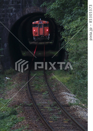 トンネルを行く芸備線キハ47(広島⇔三次) トンネルを行く芸備線キハ47(広島⇔三次) 85305373