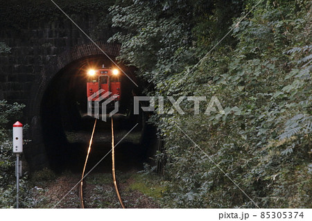 トンネルを行く芸備線キハ47(広島⇔三次) トンネルを行く芸備線キハ47(広島⇔三次) 85305374