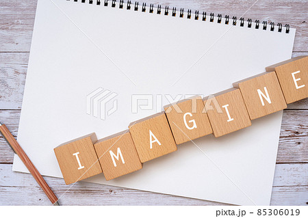 「IMAGINE」と書かれた積み木とペンとノート 85306019