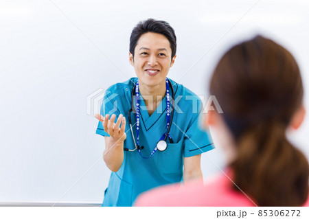 医療現場　カンファレンス   医師　撮影協力：中央工学校附属日本語学校 85306272