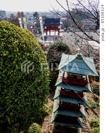 犬山成田山の境内の塔と門 85306324