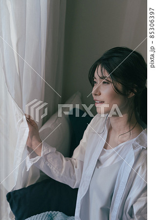 窓辺で微笑む女性ポートレート 窓辺で微笑む女性ポートレート 85306397