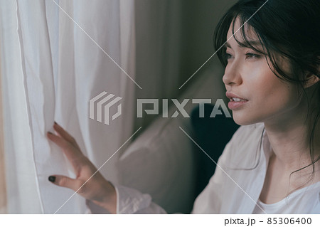 窓辺で微笑む女性ポートレート 窓辺で微笑む女性ポートレート 85306400