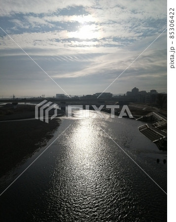 光り輝く多摩川 多摩水道橋より撮影 縦長 光り輝く多摩川 多摩水道橋より撮影 縦長 85306422