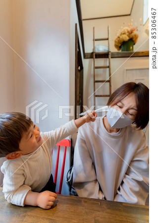 子育てに悩む主婦 生活ストレス 子育てに悩む主婦 生活ストレス 85306467