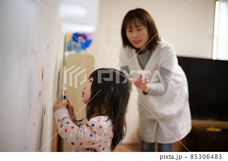 壁にシールを貼る女の子 壁にシールを貼る女の子 85306483