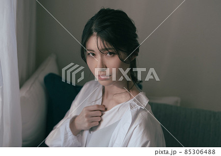 夕暮れ時の女性ポートレート 夕暮れ時の女性ポートレート 85306488