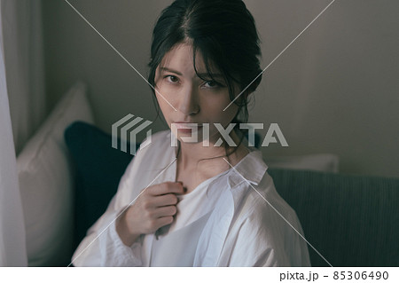 夕暮れ時の女性ポートレート 夕暮れ時の女性ポートレート 85306490