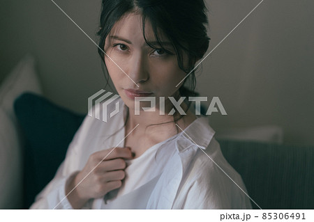 夕暮れ時の女性ポートレート 85306491