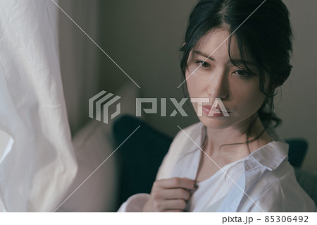 夕暮れ時の女性ポートレート 85306492
