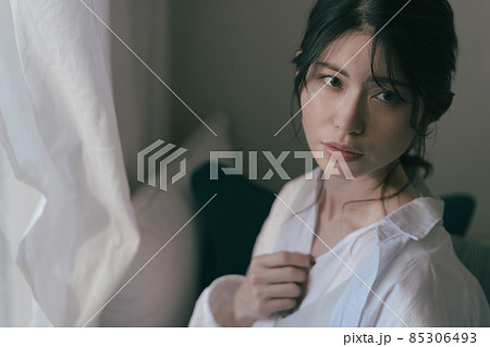 夕暮れ時の女性ポートレート 夕暮れ時の女性ポートレート 85306493