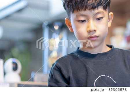 子供 一人 1人 85306678