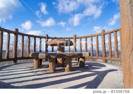 笠松山の山頂にある展望台のベンチ（加西アルプス） 85306706