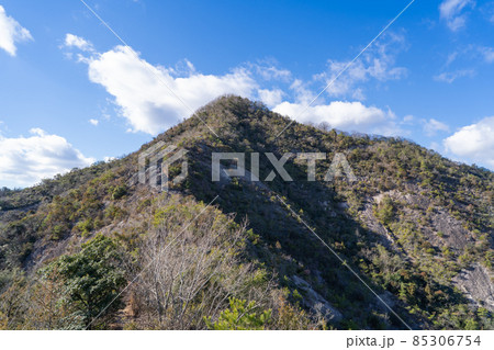 登山道から見た善防山の第二頂上(加西アルプス) 登山道から見た善防山の第二頂上(加西アルプス) 85306754
