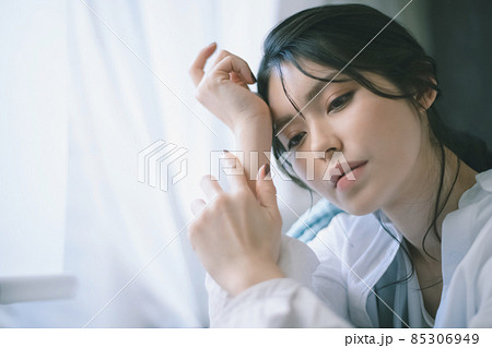 窓辺の女性ポートレート 窓辺の女性ポートレート 85306949