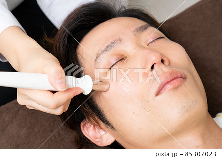 メンズエステで施術を受ける男性 85307023