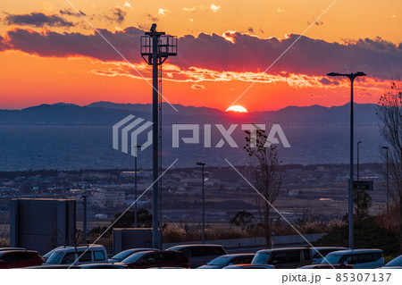 (静岡県)新東名駿河湾沼津SAから眺める夕陽 (静岡県)新東名駿河湾沼津SAから眺める夕陽 85307137
