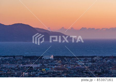 （静岡県）新東名駿河湾沼津SAから眺める西伊豆の海岸線　夕景 85307161