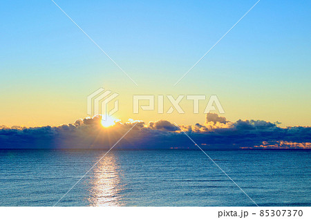 12月下旬　久慈浜海岸の日の出　茨城県 85307370