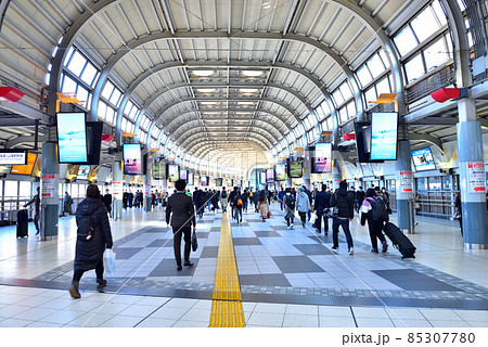 品川駅港南口コンコースを歩く人々 品川駅港南口コンコースを歩く人々 85307780
