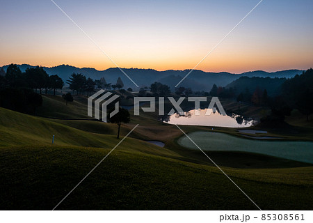 秋の夜明けのゴルフ場 秋の夜明けのゴルフ場 85308561