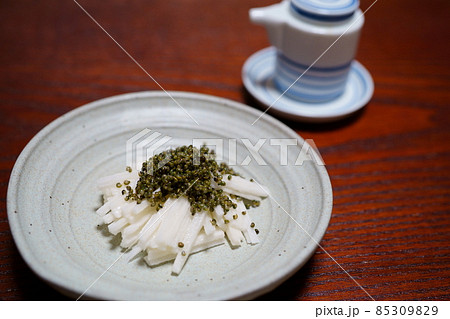 小皿に入った畑のキャビアとんぶり長芋と醤油差し 85309829