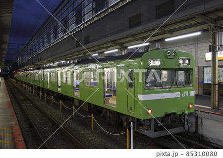 出区点検中の奈良線103系(京都駅) 出区点検中の奈良線103系(京都駅) 85310080