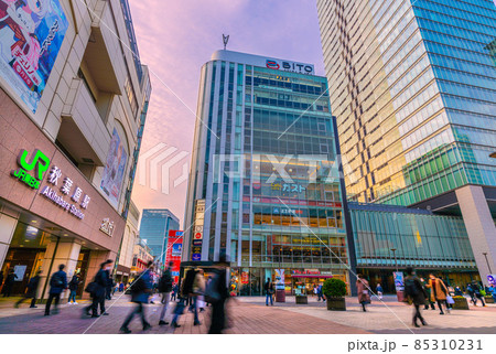 日本の東京都市景観 オミクロン株が世界を席捲…。秋葉原駅前には多くの人出＝12月16日 85310231