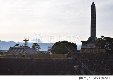 甲府城・謝恩碑と富士山 85310281