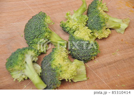 新鮮なブロッコリーを調理する 85310414
