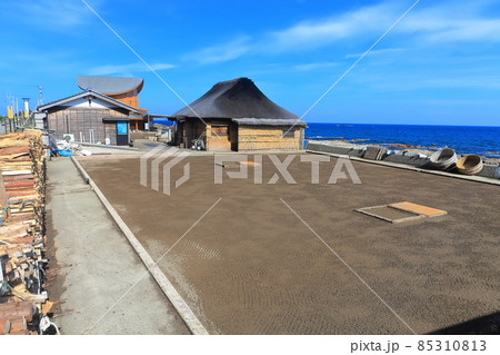 【石川県】晴天下の奥能登塩田村（道の駅すず塩田村　塩の資料館） 85310813