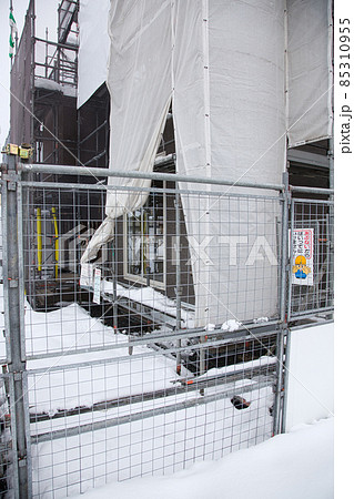 雪の建築現場 85310955