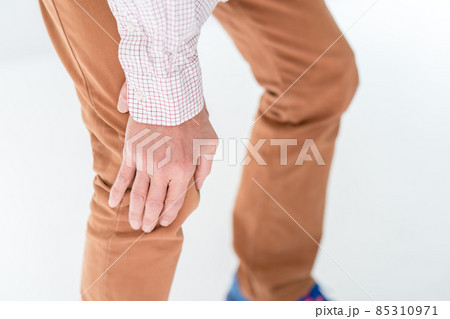ひざの痛みに悩むシニア男性 ひざの痛みに悩むシニア男性 85310971