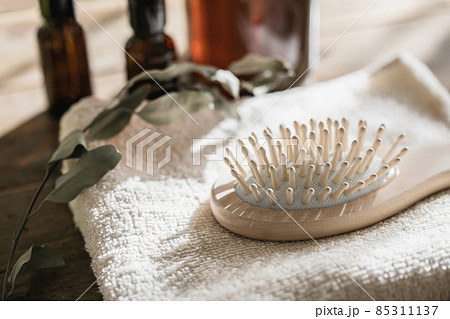 木製のヘアブラシ ヘアケアのイメージ素材 木製のヘアブラシ ヘアケアのイメージ素材 85311137